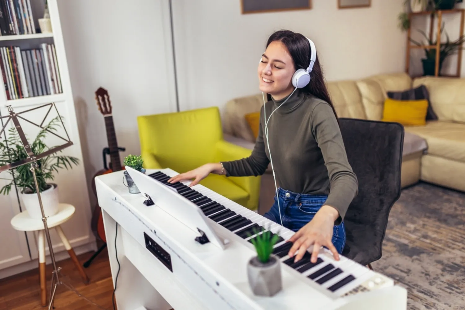 Glückliche Frau spielt Piano